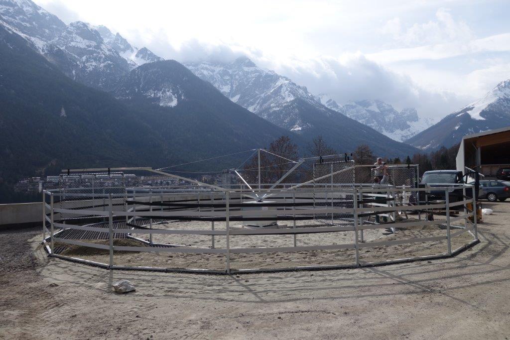 Führanlage vor Alpenpanorama bei gutem Wetter