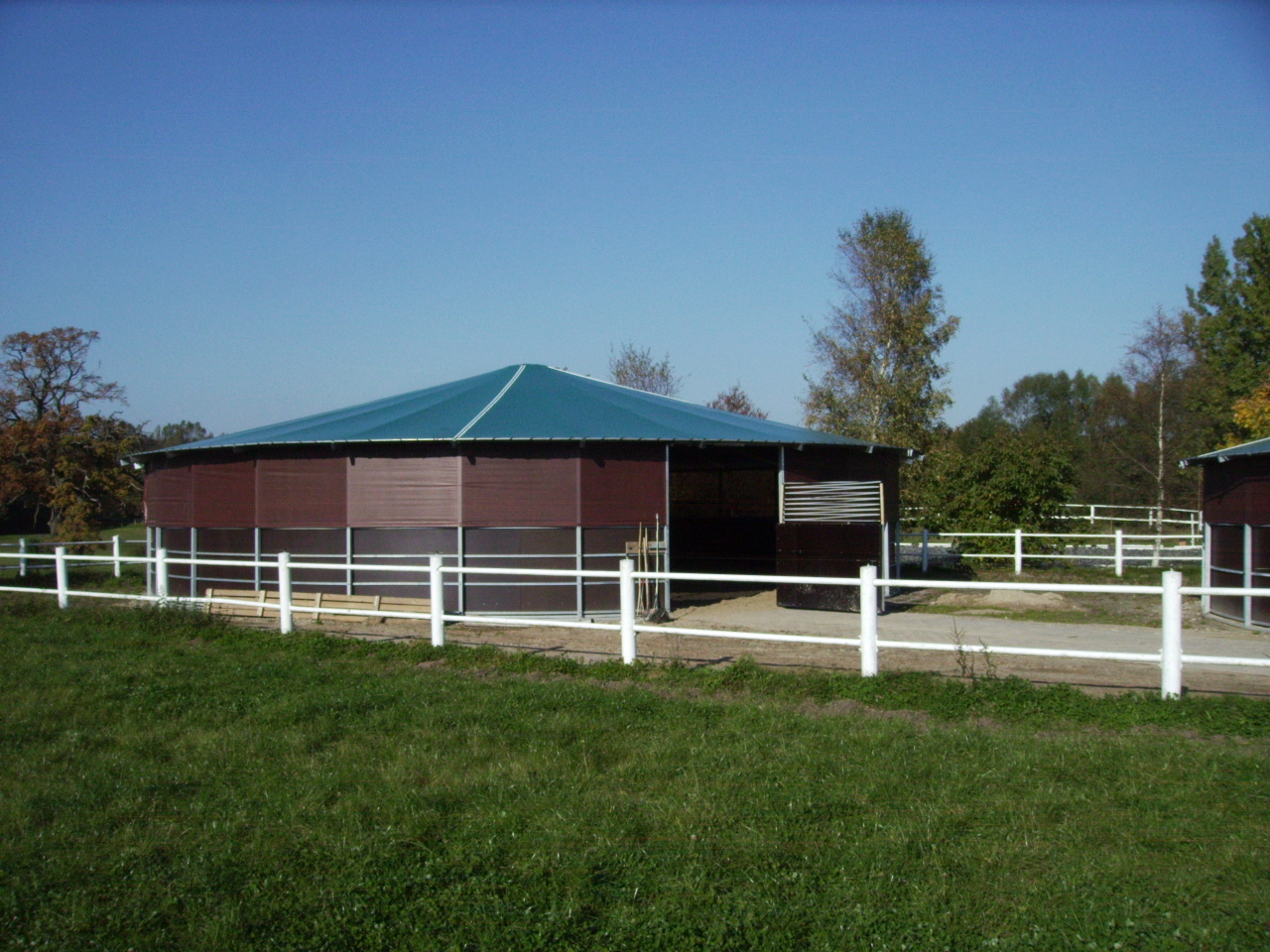 Longierhalle mit Windschutznetz und Siebdruckplattenverkleidung