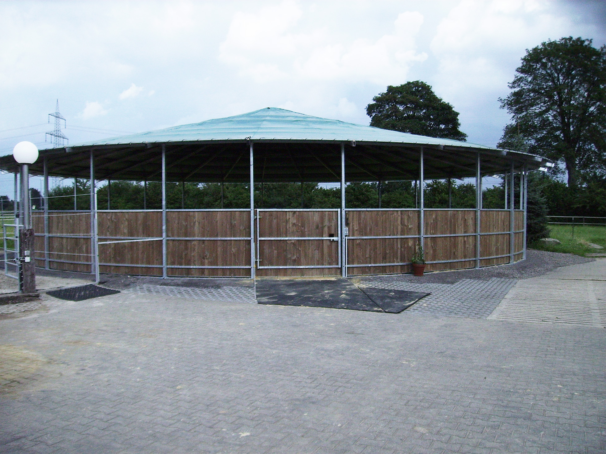 Longierhalle mit halbhoch verkleideter Holzwand