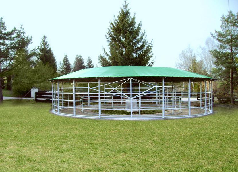 Überdachte Führanlage ohne Verkleidung
