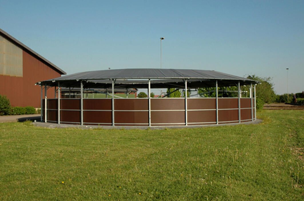 Überdachte Führanlage an Wiese