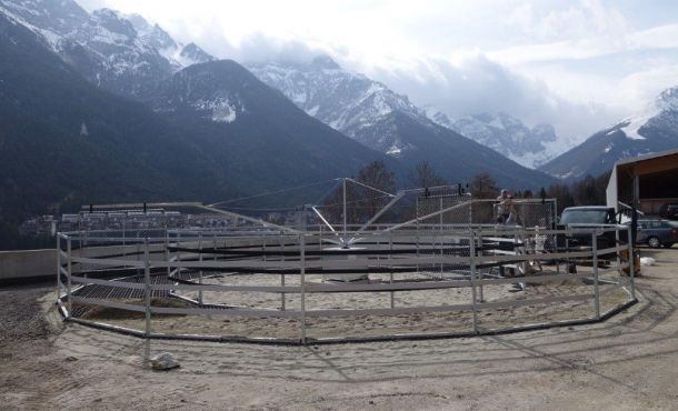 Führanlage leichte Reihe ohne Dach vor Alpenpanorama