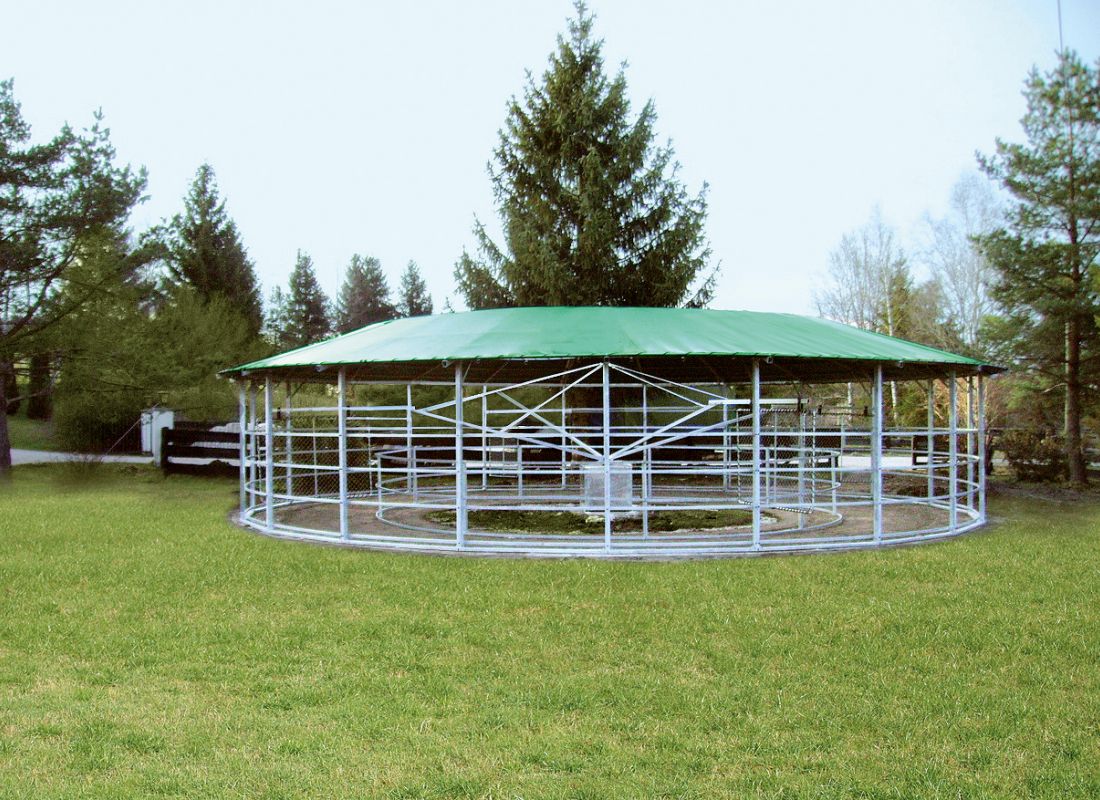 Führanlage mit grüner Überdachung nach Umbau