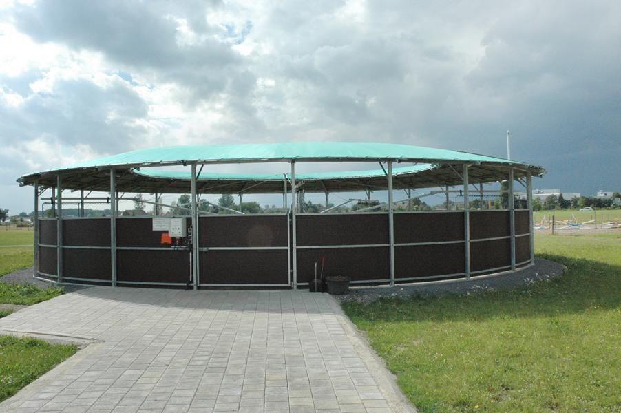 Außenansicht einer überdachten Führanlage mit Verkleidung aus Siebdruckplatten