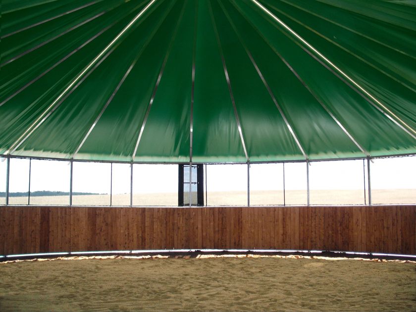 Longierhalle mit Sandboden und Holzverkleidung